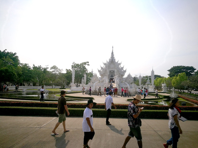 Ngôi[-]chùa[-]màu[-]trắng[-]đặc[-]biệt[-]ở[-]"xứ[-]sở[-]chùa[-]vàng"